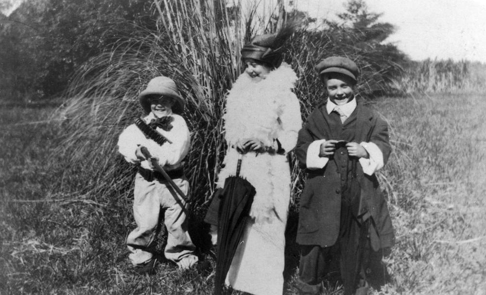 three_children_dressing_up_as_adults2c_horton2c_1912_28650426577129